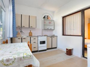 23926455-Ferienwohnung-5-Okrug Gornji-300x225-3