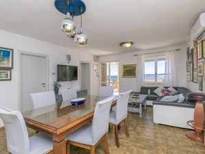 23926581-Ferienwohnung-5-Okrug Gornji-300x225-4