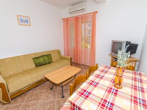 23930309-Ferienwohnung-4-Okrug Gornji-300x225-1