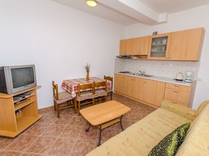 23930309-Ferienwohnung-4-Okrug Gornji-300x225-3