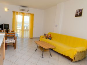 23930310-Ferienwohnung-4-Okrug Gornji-300x225-1