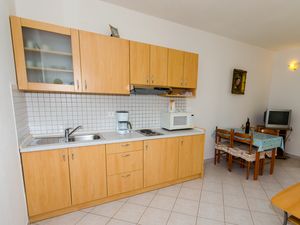 23930310-Ferienwohnung-4-Okrug Gornji-300x225-3