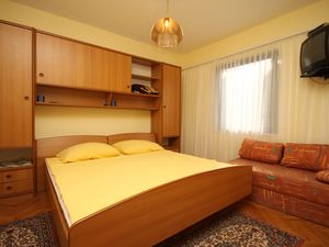 23930428-Ferienwohnung-10-Okrug Gornji-300x225-5