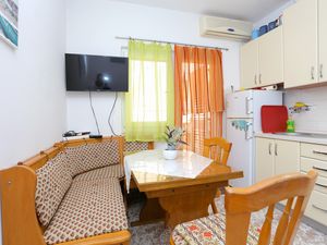 23930769-Ferienwohnung-4-Okrug Gornji-300x225-2