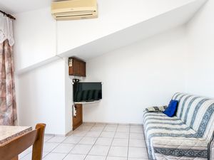 23931200-Ferienwohnung-4-Okrug Gornji-300x225-2