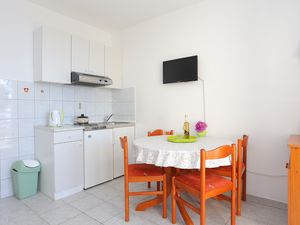 23931300-Ferienwohnung-4-Okrug Gornji-300x225-5