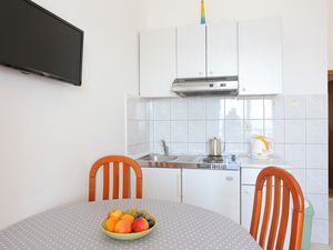 23931301-Ferienwohnung-4-Okrug Gornji-300x225-5