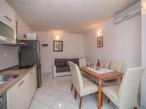 23931398-Ferienwohnung-5-Okrug Gornji-300x225-2