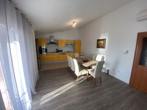 23931399-Ferienwohnung-7-Okrug Gornji-300x225-4