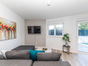 23759775-Ferienwohnung-4-Okrug Gornji-300x225-4