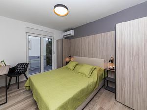 23759776-Ferienwohnung-6-Okrug Gornji-300x225-5