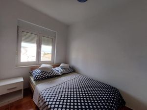 23927662-Ferienwohnung-3-Okrug Gornji-300x225-5