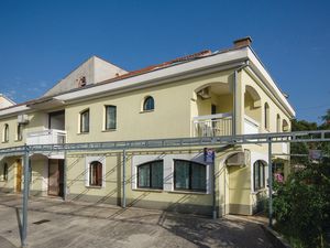 23732300-Ferienwohnung-4-Okrug Gornji-300x225-3