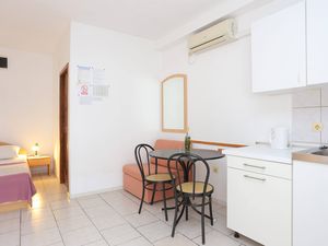 18790058-Ferienwohnung-2-Okrug Gornji-300x225-2