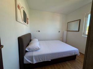 24035957-Ferienwohnung-4-Okrug Gornji-300x225-5