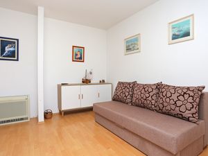 23109583-Ferienwohnung-4-Okrug Gornji-300x225-3