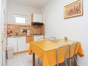 23109583-Ferienwohnung-4-Okrug Gornji-300x225-5