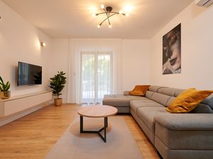 18323885-Ferienwohnung-5-Okrug Gornji-300x225-1