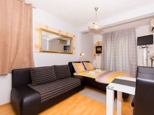 24058862-Ferienwohnung-4-Okrug Gornji-300x225-2