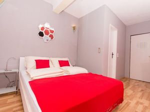 24058867-Ferienwohnung-2-Okrug Gornji-300x225-1