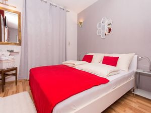 24058867-Ferienwohnung-2-Okrug Gornji-300x225-5