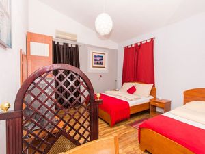 24058878-Ferienwohnung-3-Okrug Gornji-300x225-0