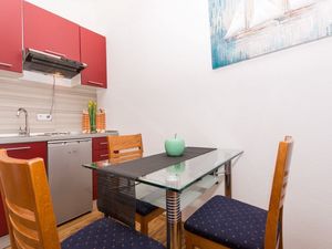 24058878-Ferienwohnung-3-Okrug Gornji-300x225-2