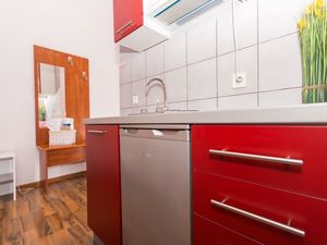 24058880-Ferienwohnung-4-Okrug Gornji-300x225-3