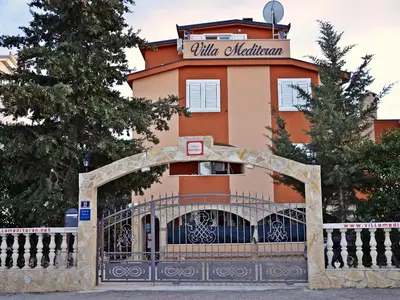 Außenansicht des Gebäudes. Villa Mediteran Okrug Gornji in Kroatien