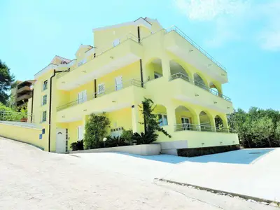 Villa Luna, Okrug Gornji