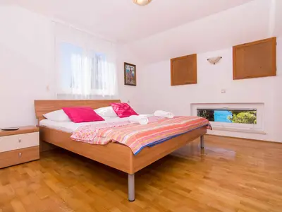 Ferienwohnung für 8 Personen (180 m²) in Okrug Gornji 10/10