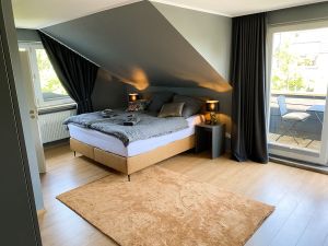 Masterbedroom mit eigenem Badezimmer und Balkon