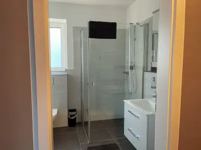 Badezimmer mit ebenerdiger Dusche