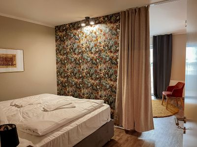 SCHlafzimmer mit angrenzendem Wohnzimmer