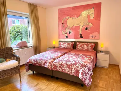 Schlafzimmer 1 mit Zugang zum Balkon