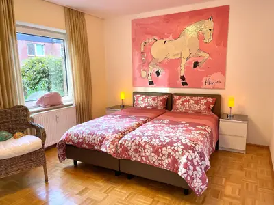 Schlafzimmer 1 mit Zugang zum Balkon