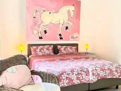 Schlafzimmer 1 mit Boxspringbett 1,80 m x 2 m