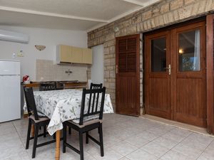 18321976-Ferienwohnung-2-Omiš-300x225-2