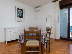 18323699-Ferienwohnung-2-Omiš-300x225-1