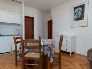 18323699-Ferienwohnung-2-Omiš-300x225-3