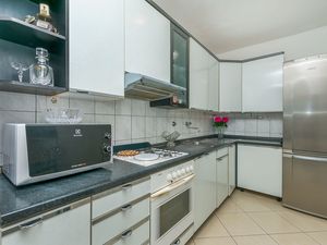 23944268-Ferienwohnung-6-Omiš-300x225-4