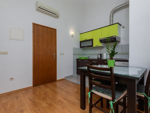 18323474-Ferienwohnung-2-Omiš-300x225-1