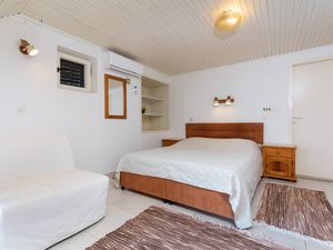 18323641-Ferienwohnung-2-Omiš-300x225-5