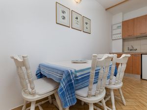 18323842-Ferienwohnung-4-Omiš-300x225-1