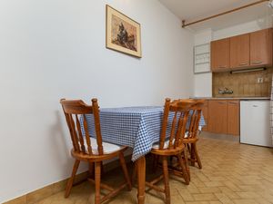 18323490-Ferienwohnung-4-Omiš-300x225-1