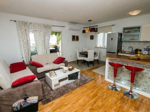 18322639-Ferienwohnung-9-Omiš-300x225-1