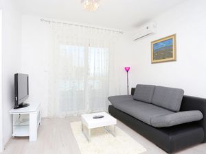 18693459-Ferienwohnung-6-Omiš-300x225-1