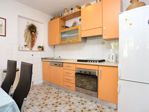 18689237-Ferienwohnung-6-Omiš-300x225-3