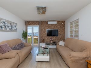 18790161-Ferienwohnung-6-Omiš-300x225-1