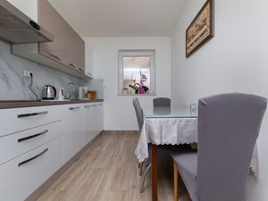 18790161-Ferienwohnung-6-Omiš-300x225-4